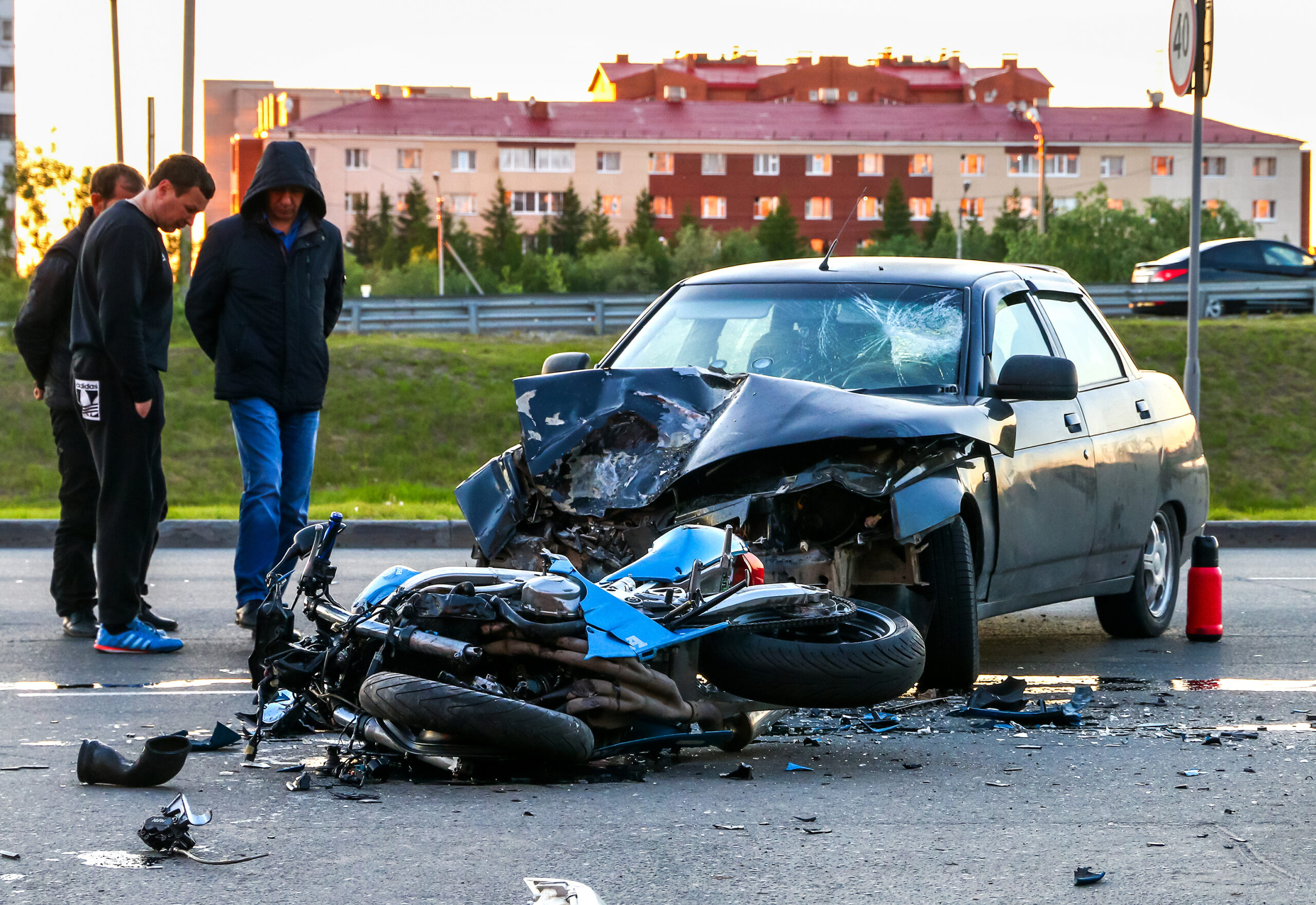 ¿Puedo presentar una reclamación por lesiones en un accidente de motocicleta si no llevaba casco?